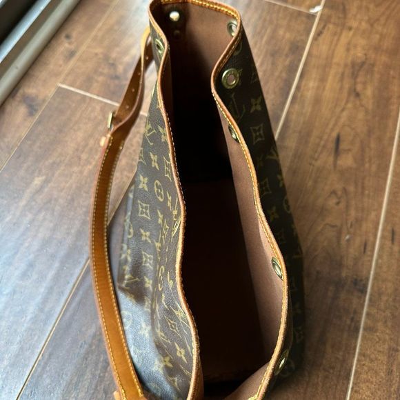 Louis Vuitton Bag - Picture 9 of 11